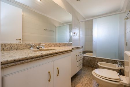 Apartamento à venda com 365m², 5 quartos e 5 vagasBanheiro da Suíte 2