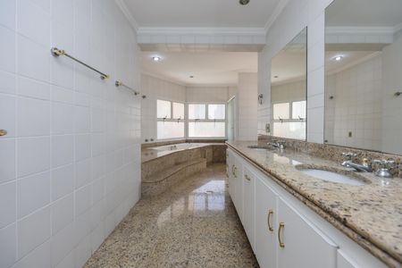 Apartamento à venda com 365m², 5 quartos e 5 vagasBanheiro da Suíte 1