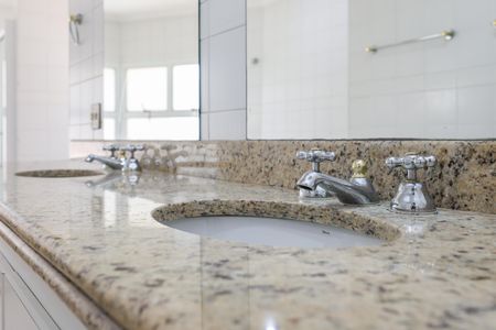 Apartamento à venda com 365m², 5 quartos e 5 vagasBanheiro da Suíte 1