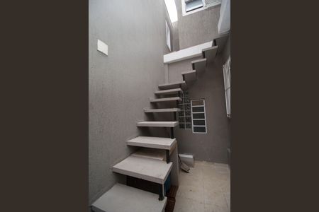 Casa à venda com 120m², 2 quartos e 2 vagas Casa à venda com 120m², 2 quartos e 2 vagasEscada