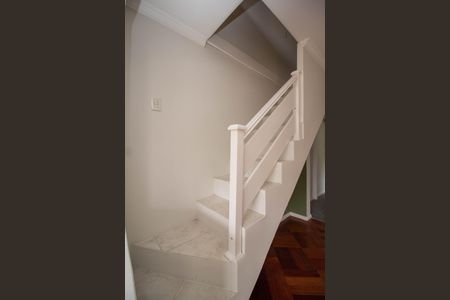 Casa à venda com 120m², 2 quartos e 2 vagas Casa à venda com 120m², 2 quartos e 2 vagasEscada