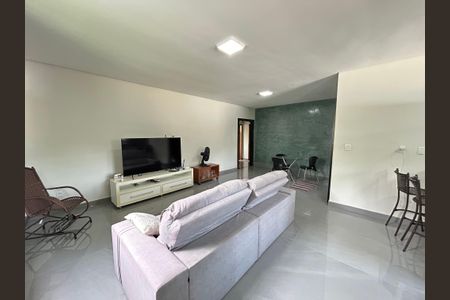 Casa à venda com 3 quartos, 599m² em Tupã, Contagem
