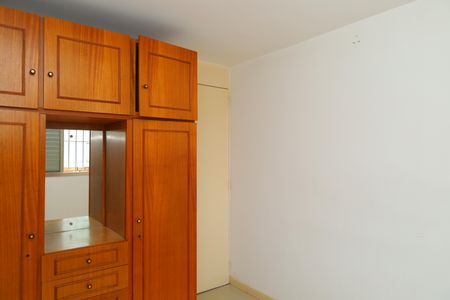 Quarto 2 de apartamento para alugar com 2 quartos, 56m² em Conjunto Residencial José Bonifácio, São Paulo