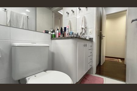 Apartamento à venda com 129m², 3 quartos e 4 vagas Apartamento à venda com 129m², 3 quartos e 4 vagasBanheiro da Suíte 1