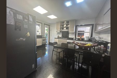 Casa à venda com 548m², 4 quartos e 6 vagas