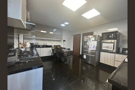 Casa à venda com 548m², 4 quartos e 6 vagas