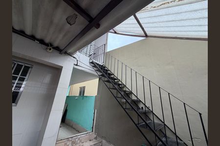 Casa à venda com 1400m², 5 quartos e sem vaga Casa à venda com 1400m², 5 quartos e sem vagaEscada para o segundo andar