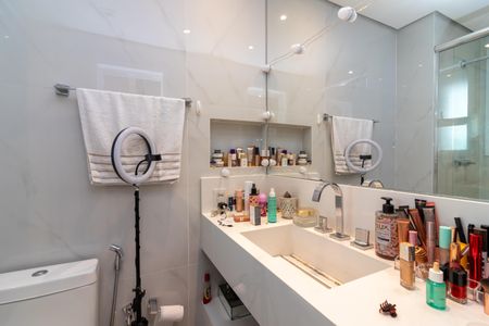 Apartamento à venda com 306m², 4 quartos e 5 vagasBanheiro da Suíte 2