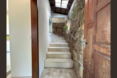 Casa para alugar com 145m², 3 quartos e 2 vagasEscada