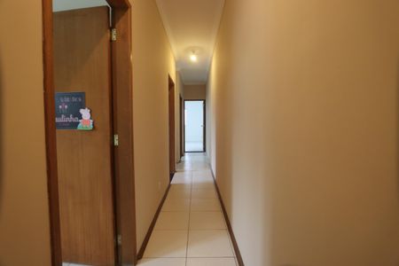 Casa à venda com 200m², 4 quartos e 2 vagasCorredor