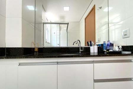 Apartamento à venda com 74m², 3 quartos e 2 vagas Apartamento à venda com 74m², 3 quartos e 2 vagasBanheiro da Suíte 1