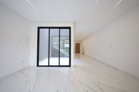 Casa à venda com 275m², 3 quartos e 8 vagas Casa à venda com 275m², 3 quartos e 8 vagasSala