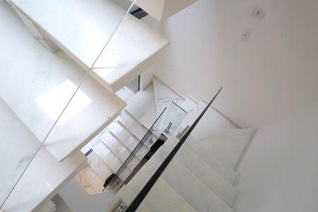 Casa à venda com 275m², 3 quartos e 8 vagas Casa à venda com 275m², 3 quartos e 8 vagasEscada