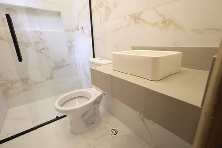 Casa à venda com 275m², 3 quartos e 8 vagas Casa à venda com 275m², 3 quartos e 8 vagasBanheiro Suíte 2