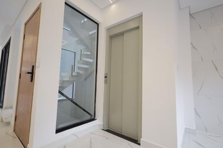 Casa à venda com 275m², 3 quartos e 8 vagas Casa à venda com 275m², 3 quartos e 8 vagasElevador