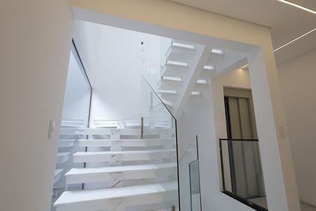 Casa à venda com 275m², 3 quartos e 8 vagas Casa à venda com 275m², 3 quartos e 8 vagasEscada