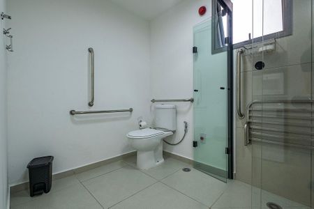 Banheiro de kitnet/studio para alugar com 1 quarto, 25m² em Vila Madalena, São Paulo