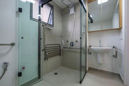 Banheiro de kitnet/studio para alugar com 1 quarto, 25m² em Vila Madalena, São Paulo