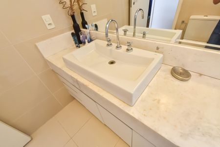 Apartamento à venda com 128m², 3 quartos e 2 vagas Apartamento à venda com 128m², 3 quartos e 2 vagasBanheiro da suíte 2