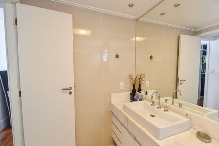 Apartamento à venda com 128m², 3 quartos e 2 vagas Apartamento à venda com 128m², 3 quartos e 2 vagasBanheiro da suíte 2