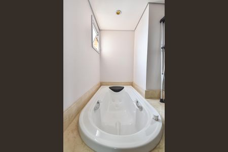 Apartamento à venda com 128m², 3 quartos e 2 vagas Apartamento à venda com 128m², 3 quartos e 2 vagasBanheiro da suíte 1