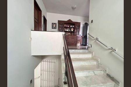 Casa para alugar com 360m², 5 quartos e 3 vagasEscada