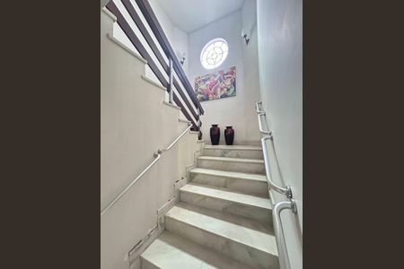 Casa para alugar com 360m², 5 quartos e 3 vagasEscada