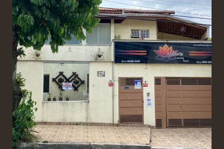 Casa à venda com 120m², 2 quartos e 1 vaga Casa à venda com 120m², 2 quartos e 1 vagaFachada