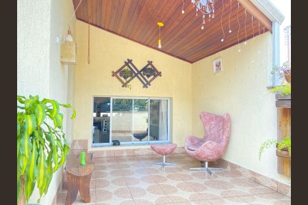 Casa à venda com 120m², 2 quartos e 1 vaga Casa à venda com 120m², 2 quartos e 1 vagaVaranda