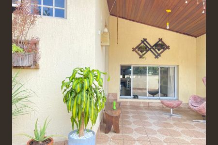 Casa à venda com 120m², 2 quartos e 1 vaga Casa à venda com 120m², 2 quartos e 1 vagaVaranda