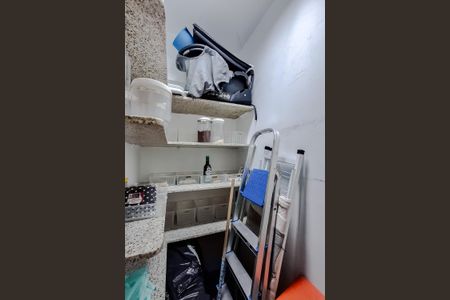 Apartamento à venda com 168m², 3 quartos e 3 vagas Apartamento à venda com 168m², 3 quartos e 3 vagasDespensa