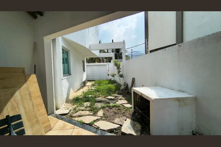 Casa de condomínio à venda com 200m², 3 quartos e 3 vagasQuintal