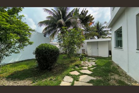 Casa de condomínio à venda com 200m², 3 quartos e 3 vagasQuintal