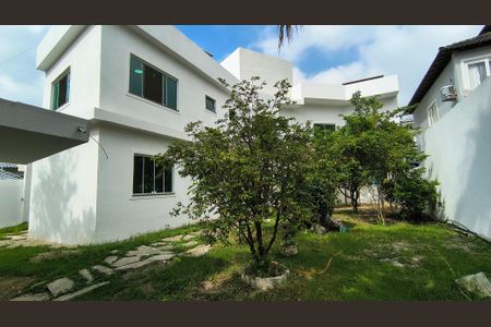 Casa de condomínio à venda com 200m², 3 quartos e 3 vagasQuintal