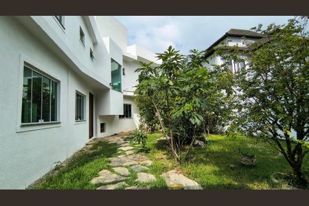 Casa de condomínio à venda com 200m², 3 quartos e 3 vagasQuintal