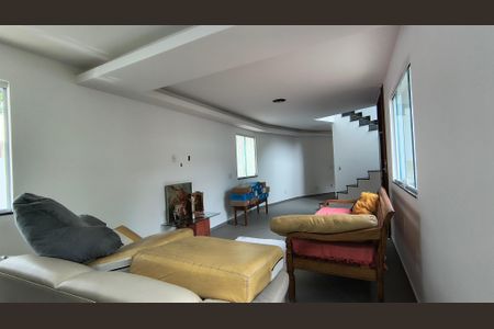 Sala de casa de condomínio à venda com 3 quartos, 200m² em Vargem Pequena, Rio de Janeiro
