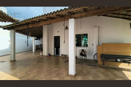 Casa de condomínio à venda com 200m², 3 quartos e 3 vagasQuintal