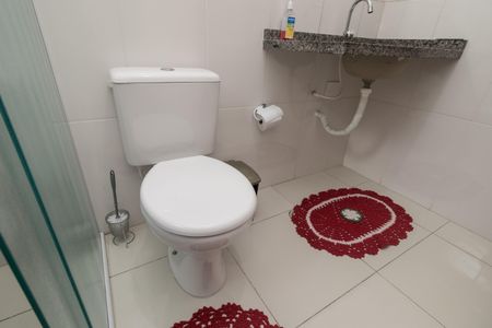 Casa à venda com 100m², 2 quartos e 2 vagasBanheiro da Suíte 2