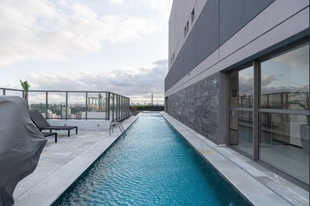 Apartamento à venda com 300m², 3 quartos e 3 vagas Apartamento à venda com 300m², 3 quartos e 3 vagasÁrea comum - Piscina