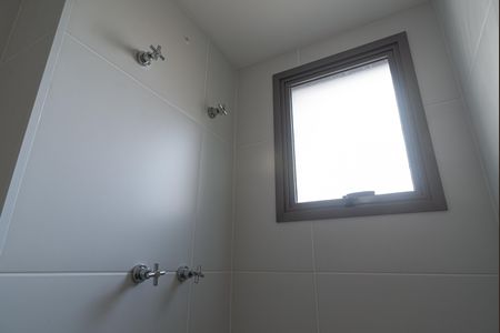 Apartamento à venda com 300m², 3 quartos e 3 vagas Apartamento à venda com 300m², 3 quartos e 3 vagasBanheiro 2 da Suíte 1