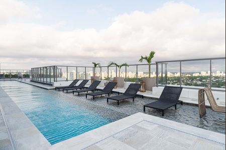 Apartamento à venda com 300m², 3 quartos e 3 vagas Apartamento à venda com 300m², 3 quartos e 3 vagasÁrea comum - Piscina