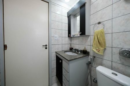 Banheiro de apartamento para alugar com 2 quartos, 52m² em Vila Marieta, São Paulo