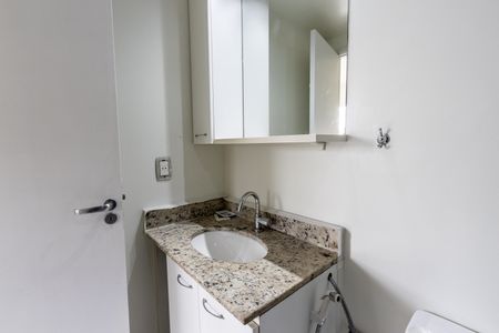 Apartamento para alugar com 60m², 2 quartos e 1 vaga Apartamento para alugar com 60m², 2 quartos e 1 vagaBanheiro do Corredor