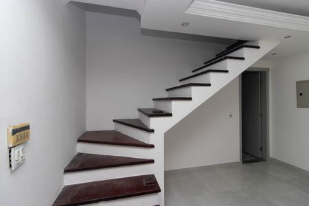 Escada de casa para alugar com 3 quartos, 81m² em Parque Casa de Pedra, São Paulo