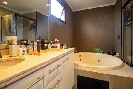 Apartamento à venda com 167m², 4 quartos e 4 vagas Apartamento à venda com 167m², 4 quartos e 4 vagasBanheiro Suíte 2