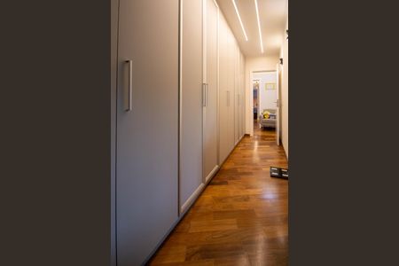 Apartamento à venda com 167m², 4 quartos e 4 vagas Apartamento à venda com 167m², 4 quartos e 4 vagasCloset Suíte 2