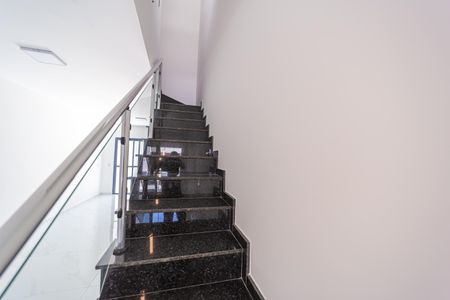 Casa à venda com 115m², 3 quartos e 2 vagasEscada