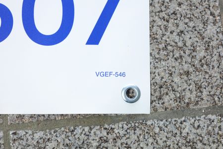 Casa à venda com 250m², 2 quartos e 5 vagasPlaca instalada na janela - Código da placa : VGEF-546
