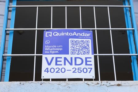 Casa à venda com 250m², 2 quartos e 5 vagasPlaca instalada na janela - Código da placa : VGEF-546
