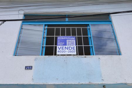 Casa à venda com 250m², 2 quartos e 5 vagasPlaca instalada na janela - Código da placa : VGEF-546